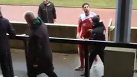 Tiru Tendangan Kung-fu Eric Cantona, Pemain Ini Dipecat Klubnya