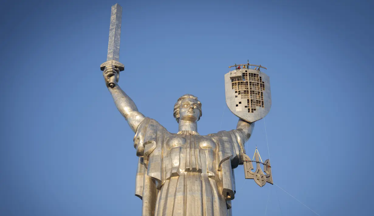 Para pejabat Ukraina mengganti simbol era Uni Soviet itu dengan lambang negara trisula. (AP Photo/Efrem Lukatsky)