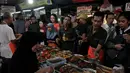 Suasana Pasar Takjil Benhil yang dipenuhi para pedagang yang menjual aneka takjil dan kuliner, Jakarta, Selasa, (1/7/14). (Liputan6.com/Johan Tallo)