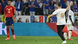 Semifinal Euro 2024 antara Spanyol dan Prancis dihentikan sementara ketika seorang penonton berlari ke lapangan selama pertandingan. (JAVIER SORIANO / AFP)