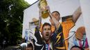<p>Seniman Maxi Bagnasco melukis mural yang menggambarkan kapten dan penyerang Argentina Lionel Messi mengangkat Trofi Piala Dunia 2022 di samping rekan satu timnya setelah memenangkan turnamen Piala Dunia Qatar 2022 di Buenos Aires pada 22 Desember 2022. (AP Photo/Natacha Pisarenko)</p>