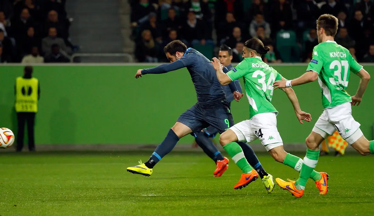 Pertarungan sengit tersaji di leg pertama perempat final Liga Europa antara Wolfsburg dengan Napoli di Stadion Volkswagen Arena, Kamis (16/4/2015) . Napoli menang 4-1 atas Wolfsburg. (REUTERS/Fabian Bimmer)