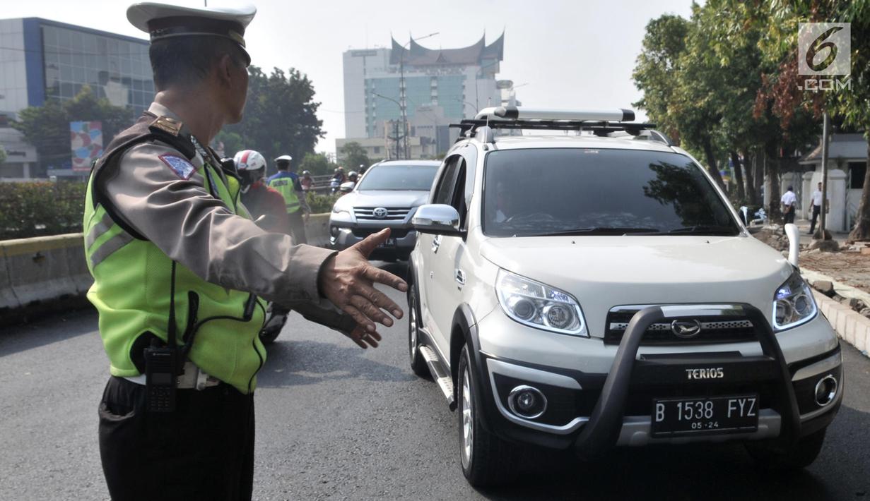 Polisi memberhentikan kendaraan saat hari pertama pemberlakuan perluasan sistem ganjil genap di Jalan Salemba Raya, Jakarta, Senin (9/9/2019). Pengendara yang melanggar ganjil genap akan dikenakan denda maksimal Rp 500.000. (merdeka.com/Iqbal Nugroho)