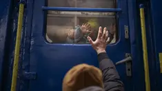 Stanislav (40) mengucapkan selamat tinggal kepada putranya David (2) dan istrinya Anna (35) di kereta api menuju Lviv di stasiun Kiev, 3 Maret 2022. Stanislav tinggal untuk membela negara sementara keluarganya meninggalkan Ukraina mencari perlindungan di negara tetangga. (AP Photo/Emilio Morenatti)