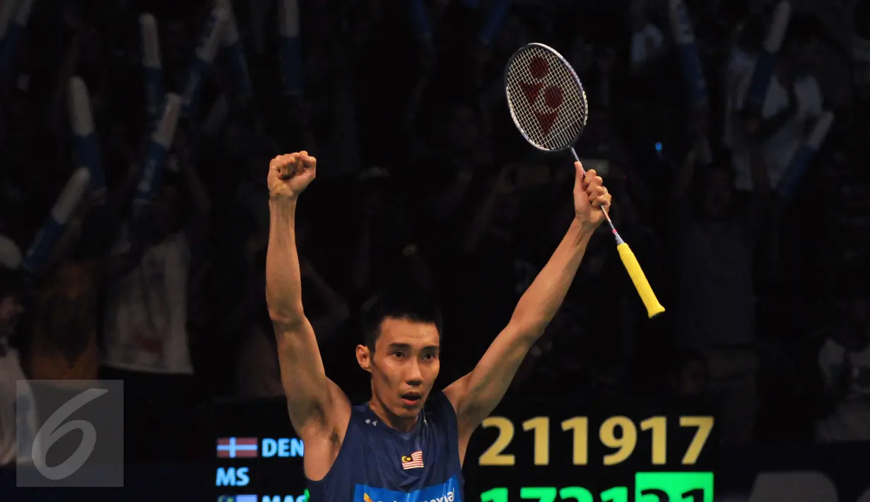 Tunggal putra Malaysia, Lee Chong Wei mengangkat tangan usai menumbangkan Jan O Jorgensen (Denmark) di final BCA Indonesia Open 2016, Jakarta, Minggu (5/6/2016). Lee Chong Wei unggul 17-21, 21-19, 21-17. (Liputan6.com/Helmi Fithriansyah)
