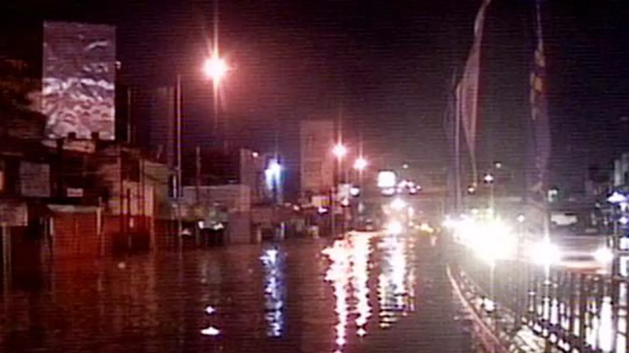 banjir-jkt-malam-140223a-v.jpg