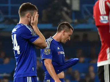 Kapten Chelsea John Terry dan rekannya Gary Cahill tertunduk lesu usai kalah dari Southampton pada lanjutan Liga Premier Inggris di Stamford Bridge, Sabtu (3/10/2015). Chelsea kalah 1-3. EPA/Will Oliver 