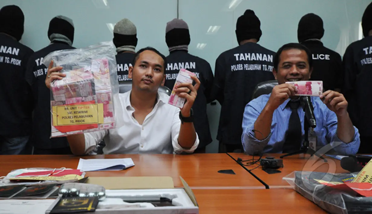 Barang bukti berupa uang palsu diperlihatkan oleh pihak kepolisian kepada wartawan di Polres pelabuhan Tanjung Priok, Jakarta, Senin (2/3/2015). (Liputan6.com/Faizal Fanani)