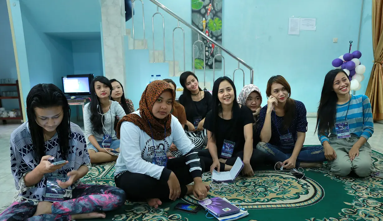 Inilah suasana di karantina D’Academy 3 para finalis pun belum terlihat latihan, mereka hanya berkumpul dan berbincang tentang kegiatan apa yang akan dilakukan hari ini. (Galih W.Satria/Bintang.com)