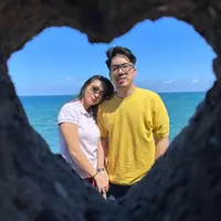 Artis Della Puspita membawa kabar bahagia. Melalui beberapa foto, ia mengaku telah menjadi seorang istri. Kabar bahagia itu dibagikan di akun instagramnya. Della menikah lagi setelah 10 tahun menjanda. [Instagram/dellapuspita00]