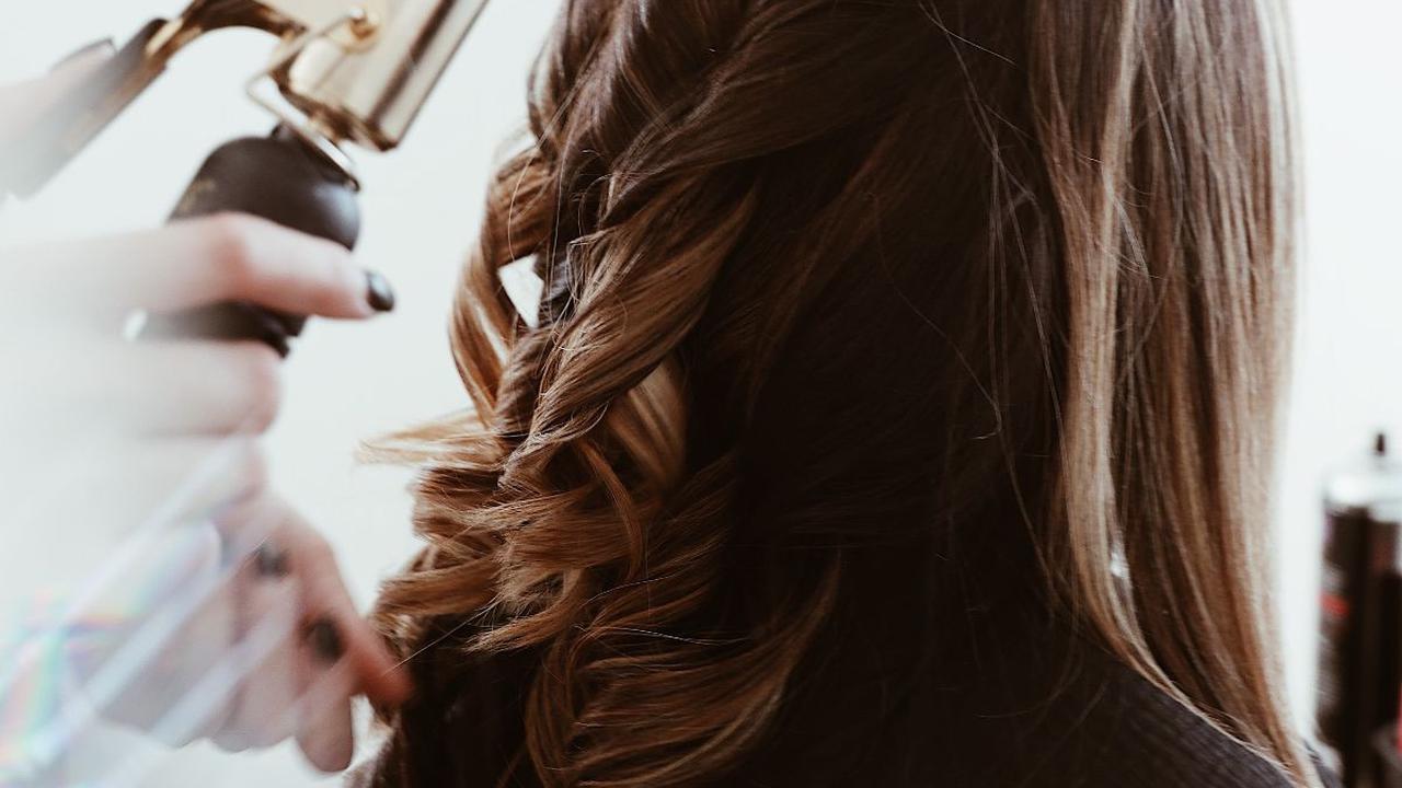 Meskipun faktor genetik memainkan peran penting dalam kepadatan rambut seseorang, ada beberapa cara yang dapat membantu meningkatkan volume rambut. Rambut pun tampil anti lepek dan terlihat subur.