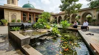 7 Ide Kolam Ikan dengan Air Mengalir di Teras Masjid yang Bikin Jamaah Betah