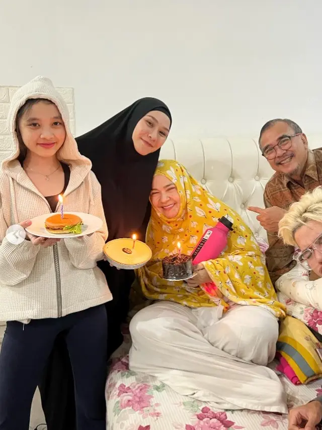 Potret ibu Zaskia Adya Mecca mendapat kejutan ulang tahun (Sumber: Instagram/zaskiadyamecca)