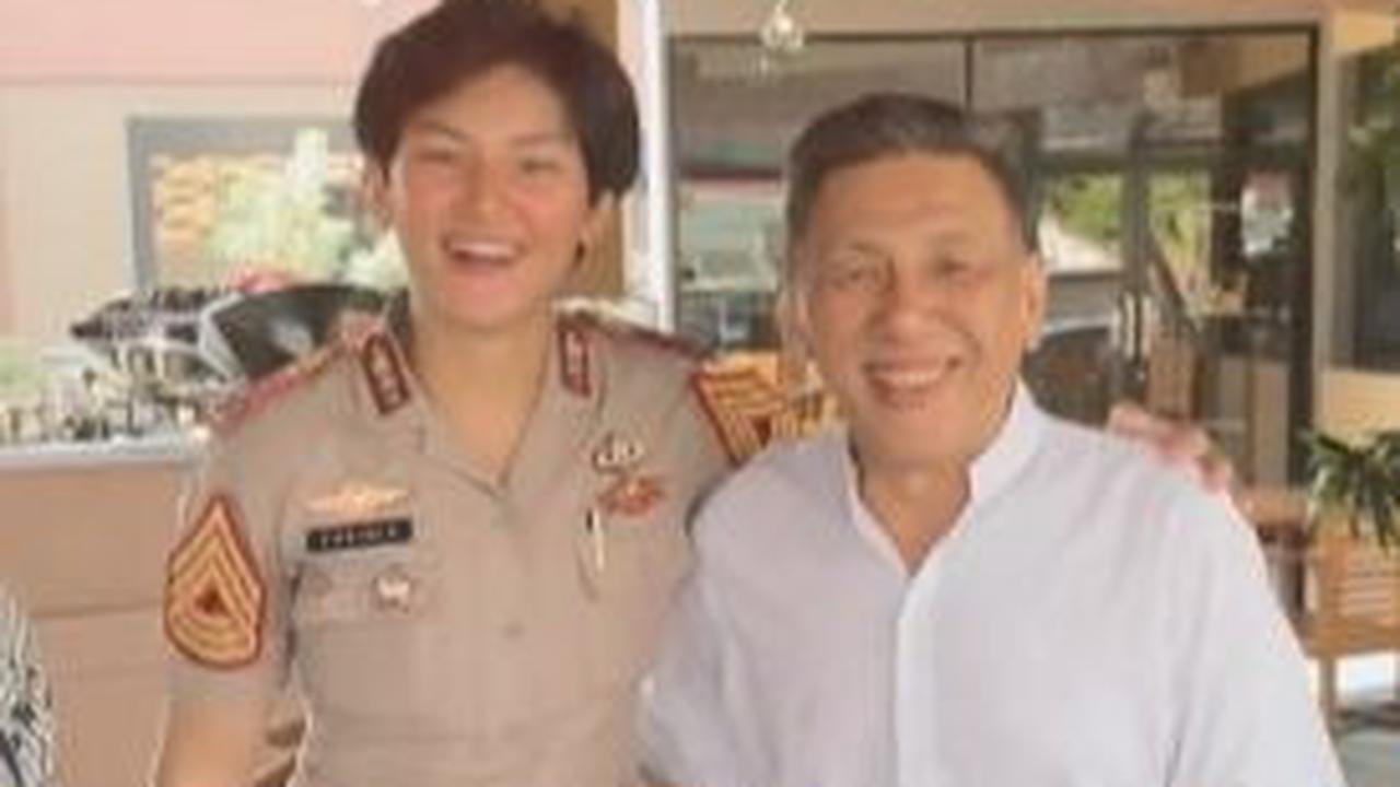 "Ini bapak saya," lanjutnya memperkenalkan sang ayah dengan bangga. <br>