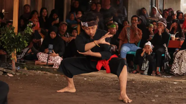 Antraksi pertunjukan pencak sumping di Dusun Mandaluko, Banyuwangi (Istimewa)