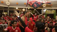 Sepanjang pertandingan fans Setan Merah terus bernyanyi mendukung tim kesayangannya. (Bola.com/Vitalis Yogi Trisna)