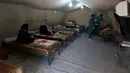 Dokter asal Maroko memeriksa wanita Suriah usai operasi caesar di kamp pengungsi Al Zaatari, Yordania, 7 Maret 2016. Menurut UNHCR, semenjak krisis di Suriah sekitar 50-80 bayi lahir setiap minggunya di kamp pengungsi Zaatari. (REUTERS/Muhammad Hamed)