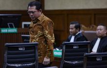 FOTO: Ekspresi Hasbi Hasan, Terdakwa Suap dan Gratifikasi Pengurusan Perkara di MA Tertunduk Lesu Setelah Divonis 6 Tahun Penjara