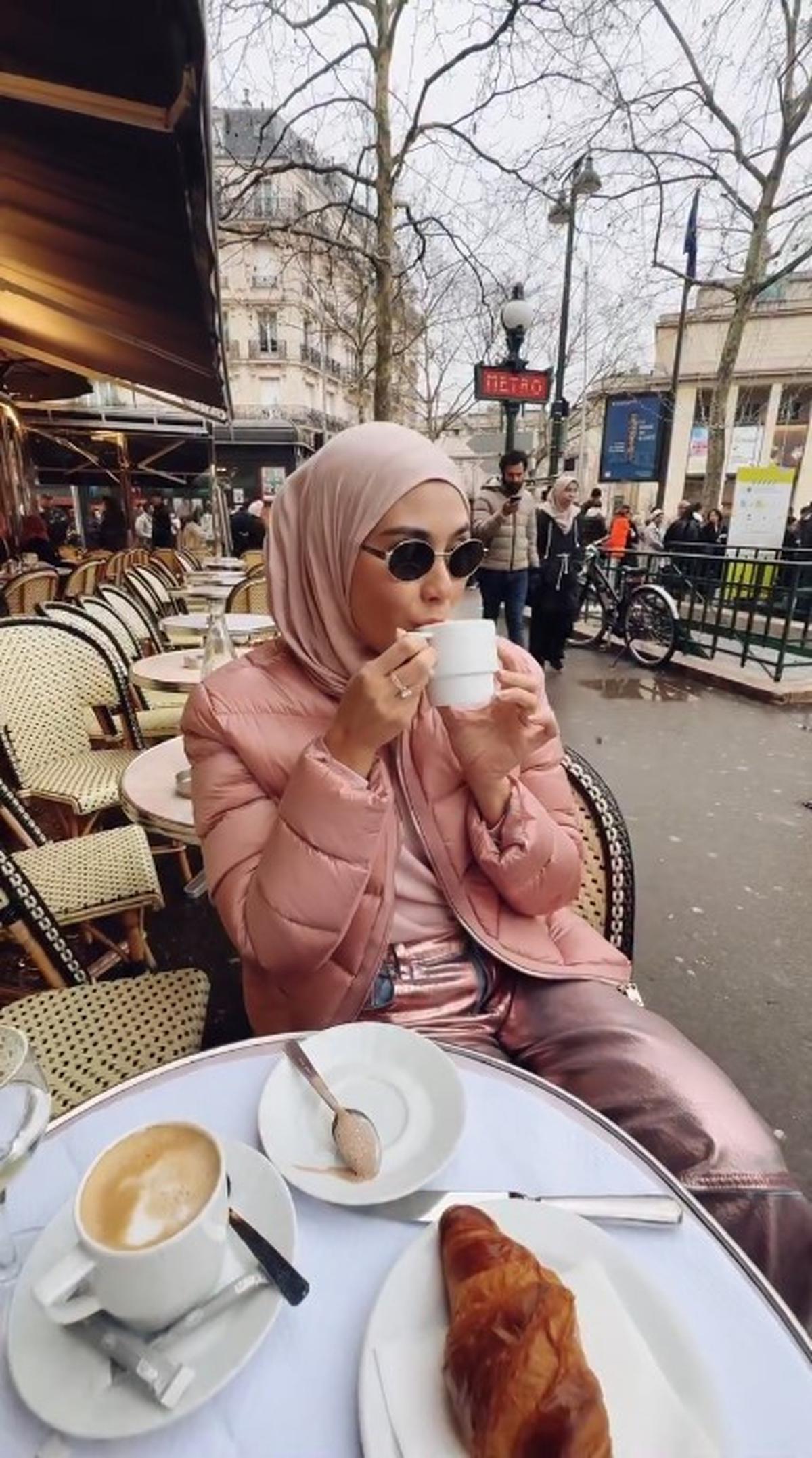 7 Potret Syahnaz Sadiqah Liburan ke Paris, Gaya Elegan - Amy Qanita Kenakan Jaket Bulu-Bulu