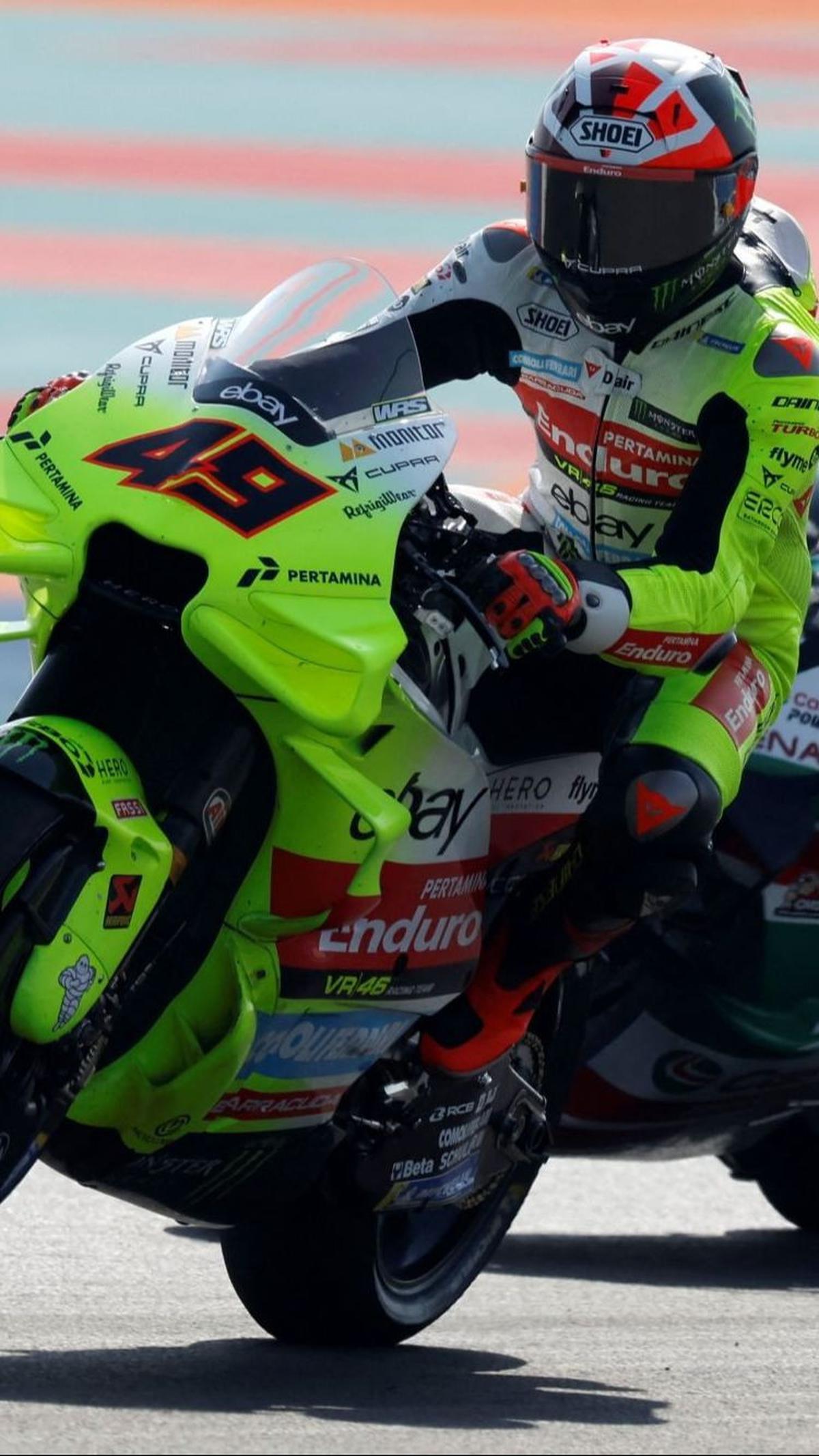 Sementara itu Fabio Di Giannantonio mengalami insiden terjatuh saat memasuki lap ke-3 dan sempat membuat bendera kuning di sektor tiga. Foto: AFP / KARIM JAAFA<br>