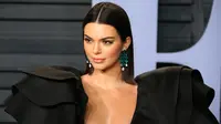 Model Kendall Jenner menghadiri acara Vanity Fair Oscar Party 2018 di Beverly Hills, California, Minggu (4/3). Kendall Jenner merupakan salah satu selebriti yang mencuri perhatian di Vanity Fair. (AFP PHOTO/JEAN-BAPTISTE LACROIX)