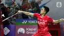 Pebulu tangkis tunggal putra Indonesia, Anthony Sinisuka Ginting saat bertanding melawan Sitthikom Thammasin (Thailand) pada babak 16 besar Indonesia Masters 2022 di Istora Senayan, Jakarta, Kamis (9/6/2022). Anthony Sinisuka Ginting unggul dan melaju ke babak berikutnya. (Liputan6.com/Helmi Fithriansyah)