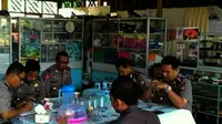 Pimpinan Polres Pinrang, Sulawesi Selatan, membahas strategi penanggulangan terorisme di wilayah hukum mereka. (Liputan6.com/Eka Hakim)
