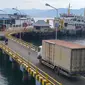 Aktivitasdi Pelabuhan ASDP Ketapang Banyuwangi, Sejumlah Kendaraan Masuk Ke dalam Kapal  Untuk Meneybrang ke Pelabuah Lembar Lombok (Hermawan Arifianto/Liputan6.com)