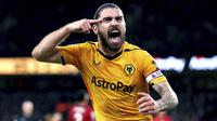 Pemain Wolverhampton, Ruben Neves melakukan selebrasi setelah mencetak gol ketiga timnya ke gawang Liverpool pada laga pekan ke-22 Liga Inggris 2022/2023 di Molineux Stadium, Sabtu (04/02/2023). Liverpool kalah dengan skor 0-3 dari Wolves. (AP via PA/Tim Goode)