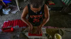 Pekerja menyelesaikan pembuatan petasan di sebuah pabrik di Bocaue, Bulacan, Filipina, Jumat (27/12/2019). Petasan-petasan tersebut akan dijual untuk perayaan Tahun Baru 2020. (Maria TAN/AFP)