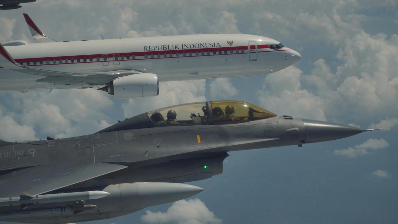 Potret 4 Jet Tempur TNI AU Bentuk Formasi kawal pesawat Prabowo