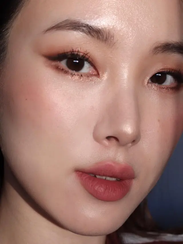 Gold Shimmery Eyes untuk Natal