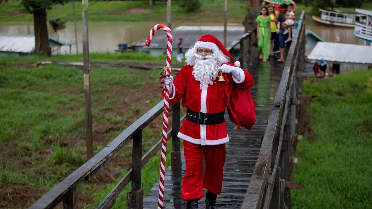 FOTO: Sinterklas Menyusuri Sungai Amazon Antar Hadiah Natal