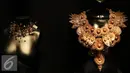 Hasil karya perjalanan karier Rinaldy A. Yunardi di  Pop Up Gallery Senayan City, Jakarta (15/4). Fashion Nation tahun ini sekaligus merayakan 20 tahun perjalanan karier Rinaldy A Yunardi dalam industri fesyen Indonesia. (Liputan6.com/Herman Zakharia)