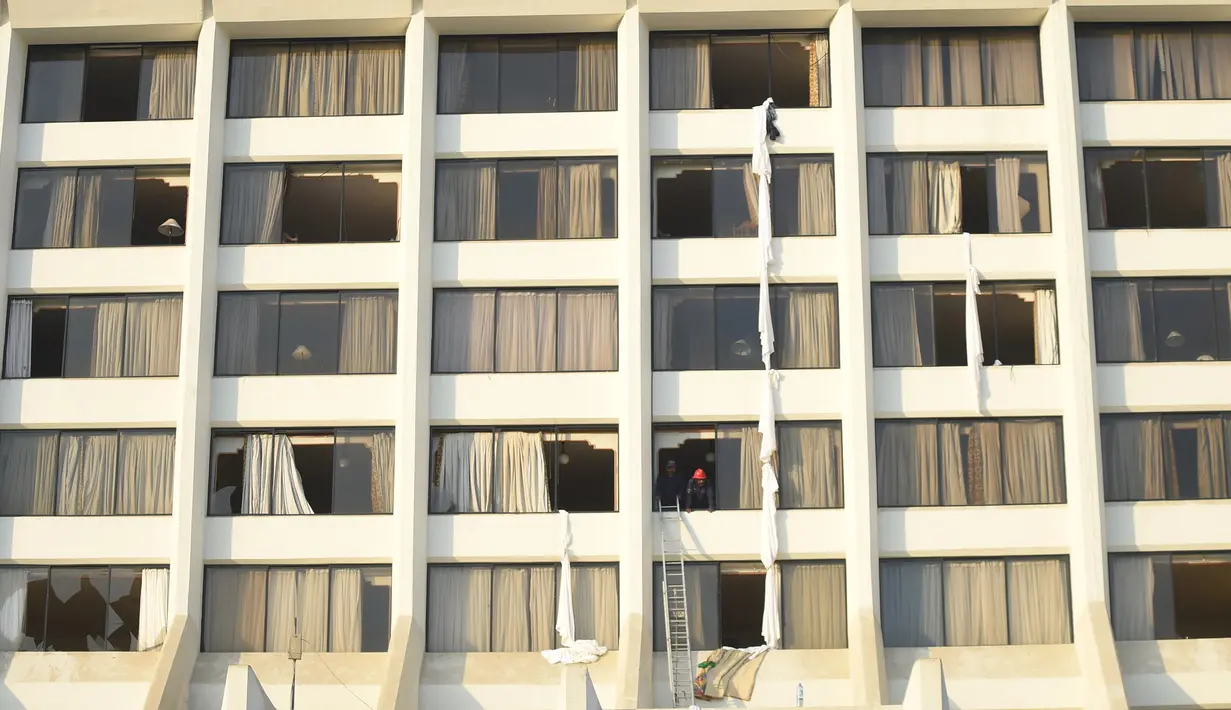 Petugas pemadam terlihat di salah satu ruangan hotel mewah menyusul kebakaran di kota Karachi, Pakistan, Senin (5/12). Korban tewas, di antaranya empat perempuan, sementara sejumlah warga negara asing juga cedera dalam insiden itu. (RIZWAN Tabassum/AFP)