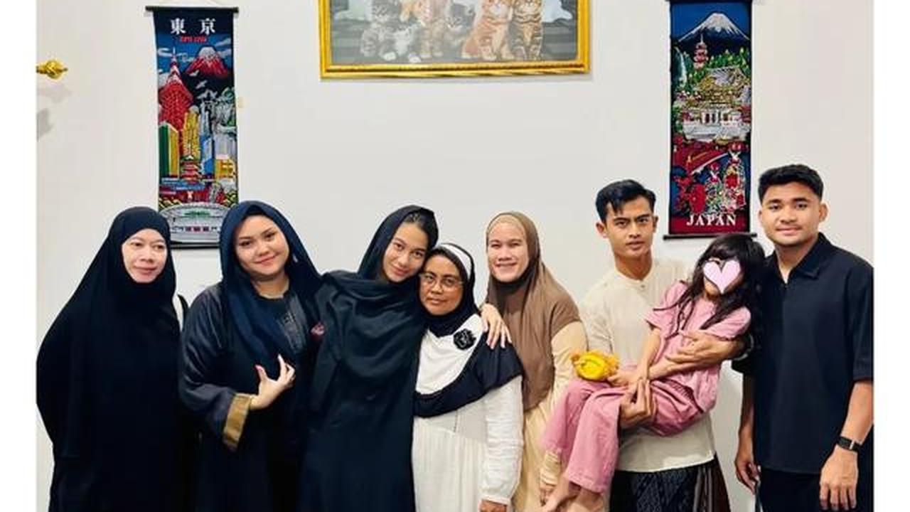 6 Potret Azizah Salsha Berbusana Serba Hitam saat Ziarah, Bertemu Pratama Arhan