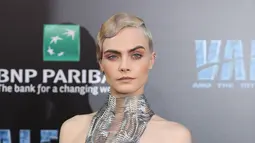 Pose Cara Delevingne saat menghadiri pemutaran perdana film Valerian and the City of a Thousand Planets di Los Angeles, AS (17/7). Di film terbarunya, Cara berperan sebagai Laureline, seorang agen perjalanan waktu. (Neilson Barnard/Getty Images/AFP)