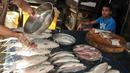 Pedagang menyirami ikan bandeng agar tetap segar di kawasan Petak Sembilan, Jakarta, Selasa (24/1). Dalam tradisi Imlek, ikan bandeng merupakan lambang rezeki dalam kehidupan. (Liputan6.com/Yoppy Renato)