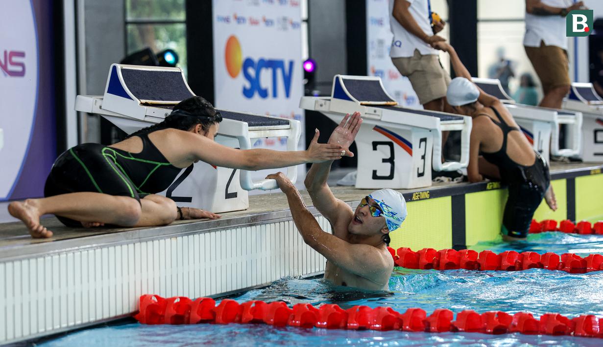 Selebritas Indonesia, Emyr Razan merayakan kemenangan dalam cabor renang nomor estafet 200 meter Turnamen Olahraga Selebriti Indonesia (TOSI) Season 3 yang berlangsung di PPOP Ragunan, Jakarta Timur, Sabtu (19/10/2024). (Bola.com/Bagaskara Lazuardi)