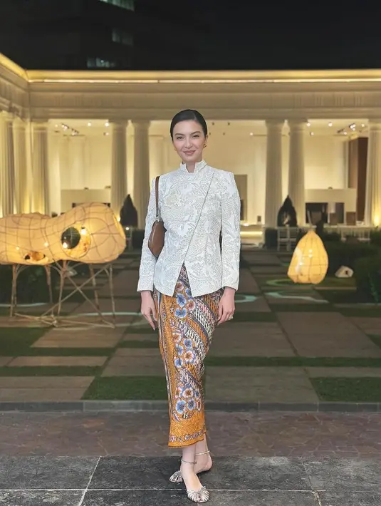 Selain Raline, ada juga Annisa Pohan yang mengenakan dress panjang hijau satin dengan kimono Batik sebagai outer. Kimono dengan motif print itu dipadukan dengan belt yang membentuk siluet pinggang Annisa Pohan terlihat lebih ramping. [@ralineshah/@raffinagita1717/@annisayudhoyono].