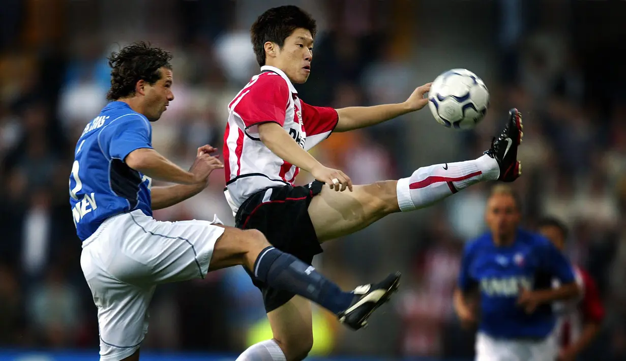 Park Ji-sung. Gelandang serang Korea Selatan yang kini berusia 41 tahun dan telah pensiun pada Juli 2014 ini pernah berseragam PSV Eindhoven selama 2,5 musim mulai pertengahan musim 2002/2003 hingga akhir musim 2004/2005 usai didatangkan dari Kyoto P. Sanga dengan nilai transfer 5 juta euro. Bersama PSV ia berhasil meraih 2 gelar juara Eredivisie pada musim 2002/2003 dan 2004/2005. Ia total bermain dalam 119 laga bersama PSV di semua ajang dengan torehan 19 gol dan 16 assist. Pada awal musim 2005/2006 ia hijrah ke Manchester United dengan nilai transfer 7,3 juta euro. (AFP/ANP/Str)