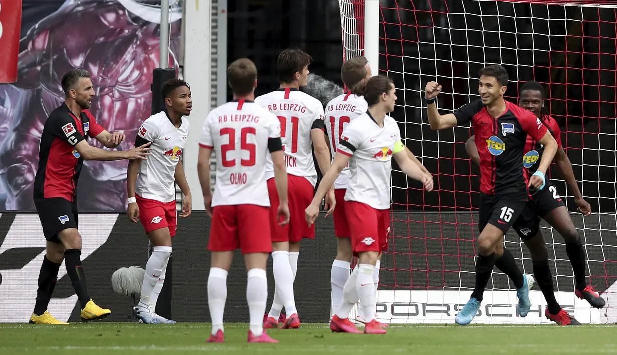 Pemain Hertha Berlin, Marko Grujic, melakukan selebrasi usai membobol gawang RB Leipzig pada laga  Bundesliga di Red Bull Arena, Rabu (27/5/2020). Kedua tim bermain imbang 2-2. (AP/Alexander Hassenstein)