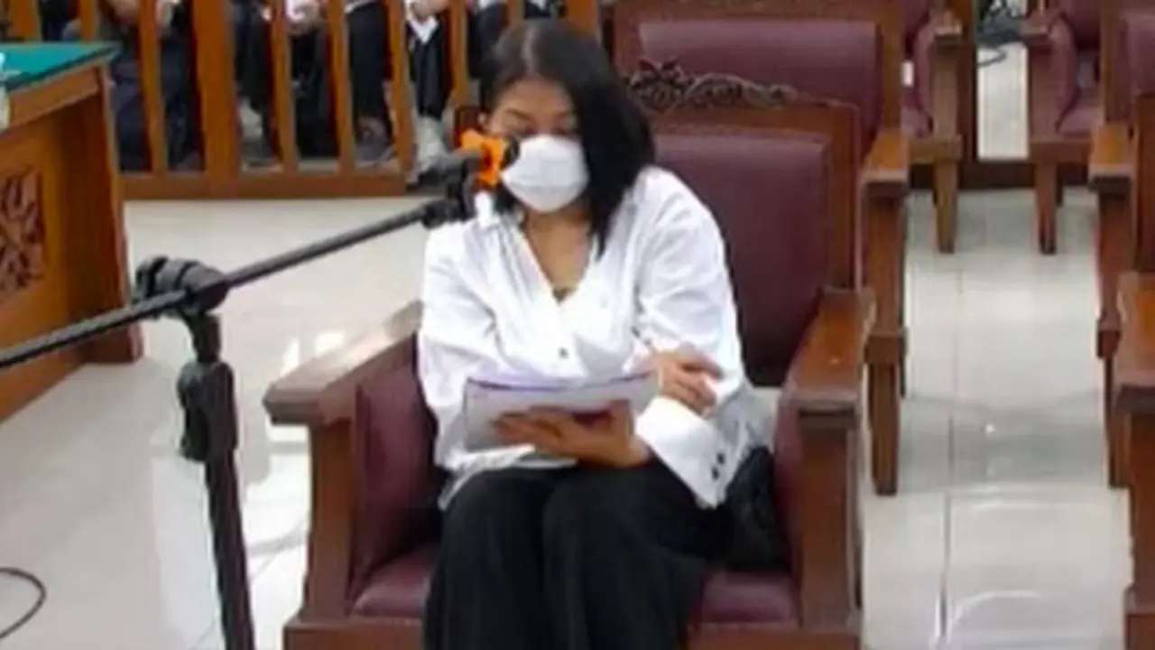 Terdakwa Putri Candrawathi mengikuti sidang perkara dugaan pembunuhan berencana Brigadir J alias Nopriansyah Yosua Hutabarat di Pengadilan Negeri (PN) Jakarta Selatan.