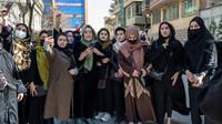 Perempuan Afganistan menggelar protes di jalanan Kota Kabul untuk menandai Hari Perempuan Internasional, menyerukan komunitas global untuk melindungi warga Afghanistan. (AP)