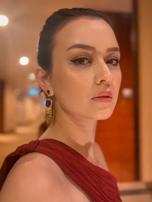 Sempurnakan tampilan, Kimberly Ryder dipulas dengan smokey eye dan lipstik nude. [@kimbrlyryder]