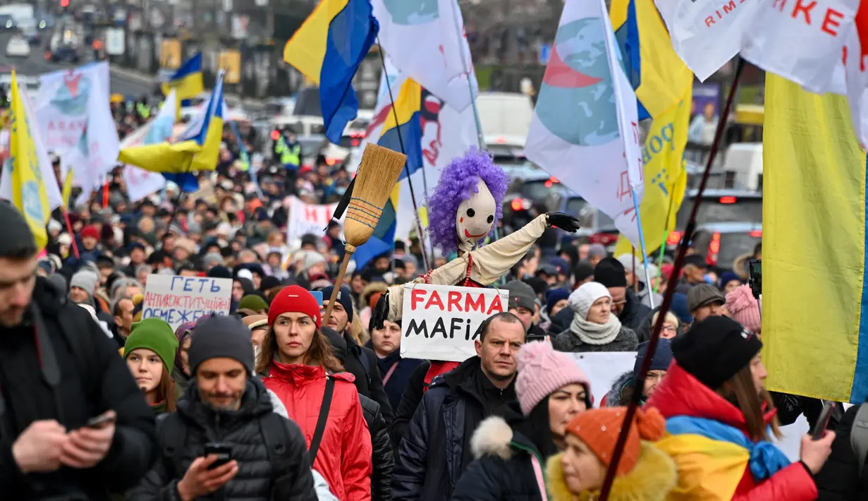 Demonstran anti-vaksin berunjuk rasa di Kiev (24/11/2021). Ratusan pengunjuk rasa memblokir jalan-jalan di pusat kota Kiev pada 24 November untuk berdemonstrasi menentang langkah-langkah anti-Covid Ukraina dan upaya vaksin, saat negara itu memerangi gelombang infeksi baru. (AFP/Genya Savilov)