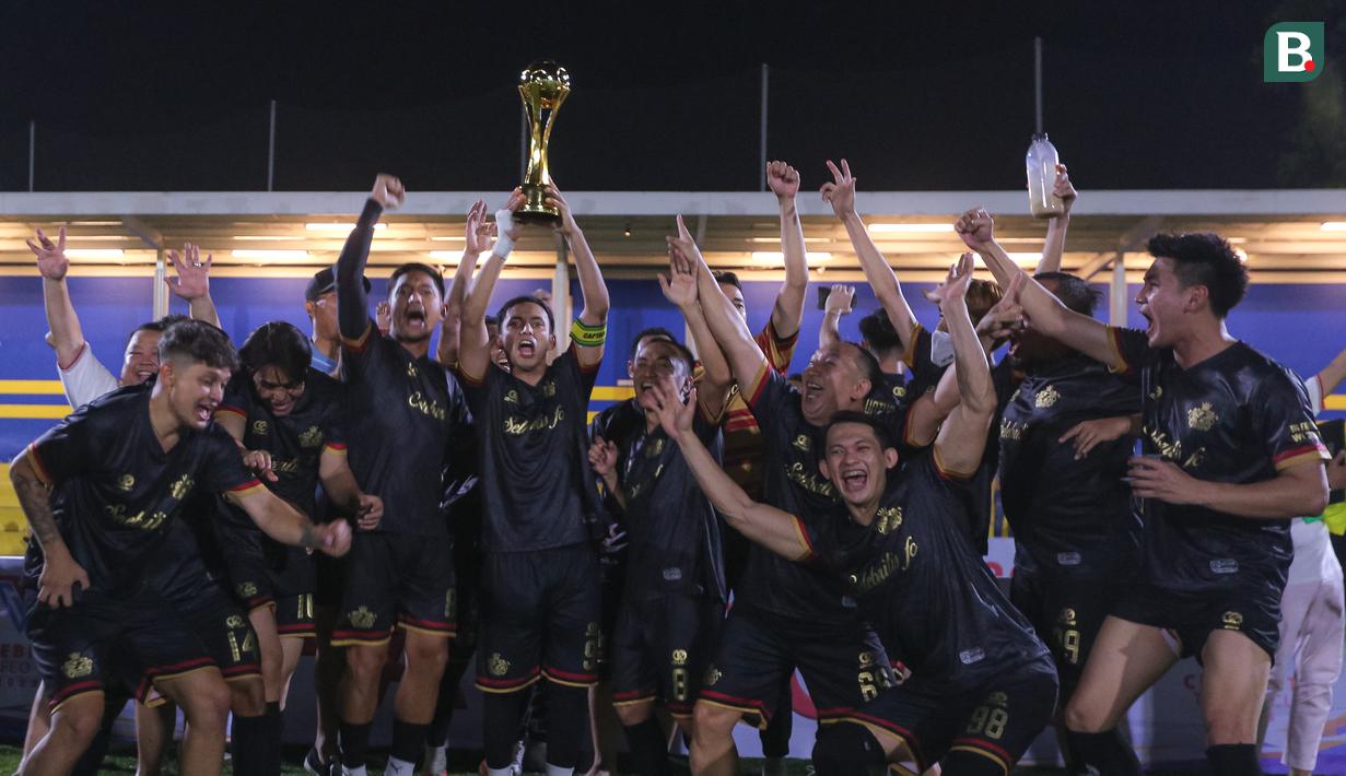 Pemain Selebritis FC mengangkat trofi setelah berhasil mengalahkan Colossus FC pada laga Celebrity Trofeo Cup 2023 yang beralangsung di DM Sport, Ciledug, Tangerang, Minggu (29/10/2023). (Bola.com/Bagaskara Lazuardi)