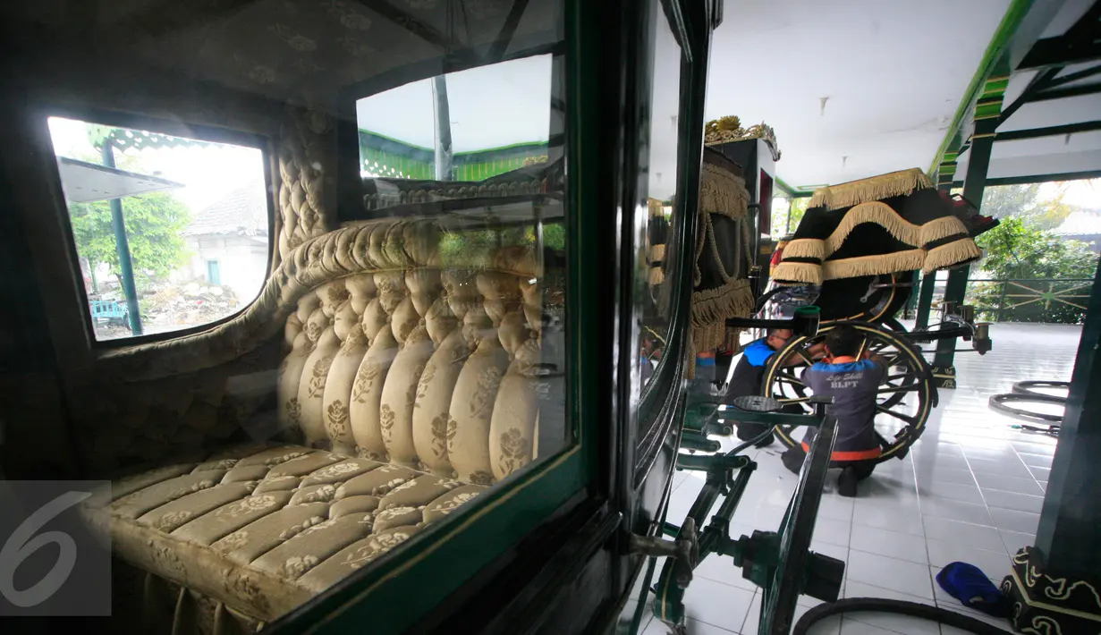 Teknisi mempersiapkan kereta yang akan digunakan untuk prosesi kirab ageng jumeneng dalem Paku Alam X di Komplek Kadipaten Pakualaman Ngayogyakarta, DIY, Selasa (5/1). Jumeneng atau penobatan Paku Alam X akan digelar pada 7 Januari 2016. (Boy Harjanto)