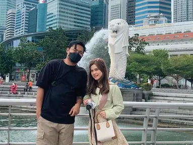 Dalam unggahan media sosial Instagramnya, Sinta menuliskan bahwa sudah sampai tiga tahun ia tidak pulang ke Indonesia. Pada awal tahun ini ia pun pulang ke Tanah Air bersama suami dan menyempatkan liburan bareng ke Singapura. Tinggal di New Caledonia, Prancis, sudah cukup jarang ia kumpul bersama sahabatnya, Jojo. (Liputan6.com/IG/@sisisinta)