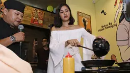Artis peran Mikha Tambayong memamerkan aksi memasaknya pada perayaan ulang tahunnya ke 23 di kawasan Tebet, Jakarta, Jumat (15/9). Pada hari yang sama Mikha membuka bisnis kafe barunya yang berada di Bebop Food Studio. (Liputan6.com/Herman Zakharia)